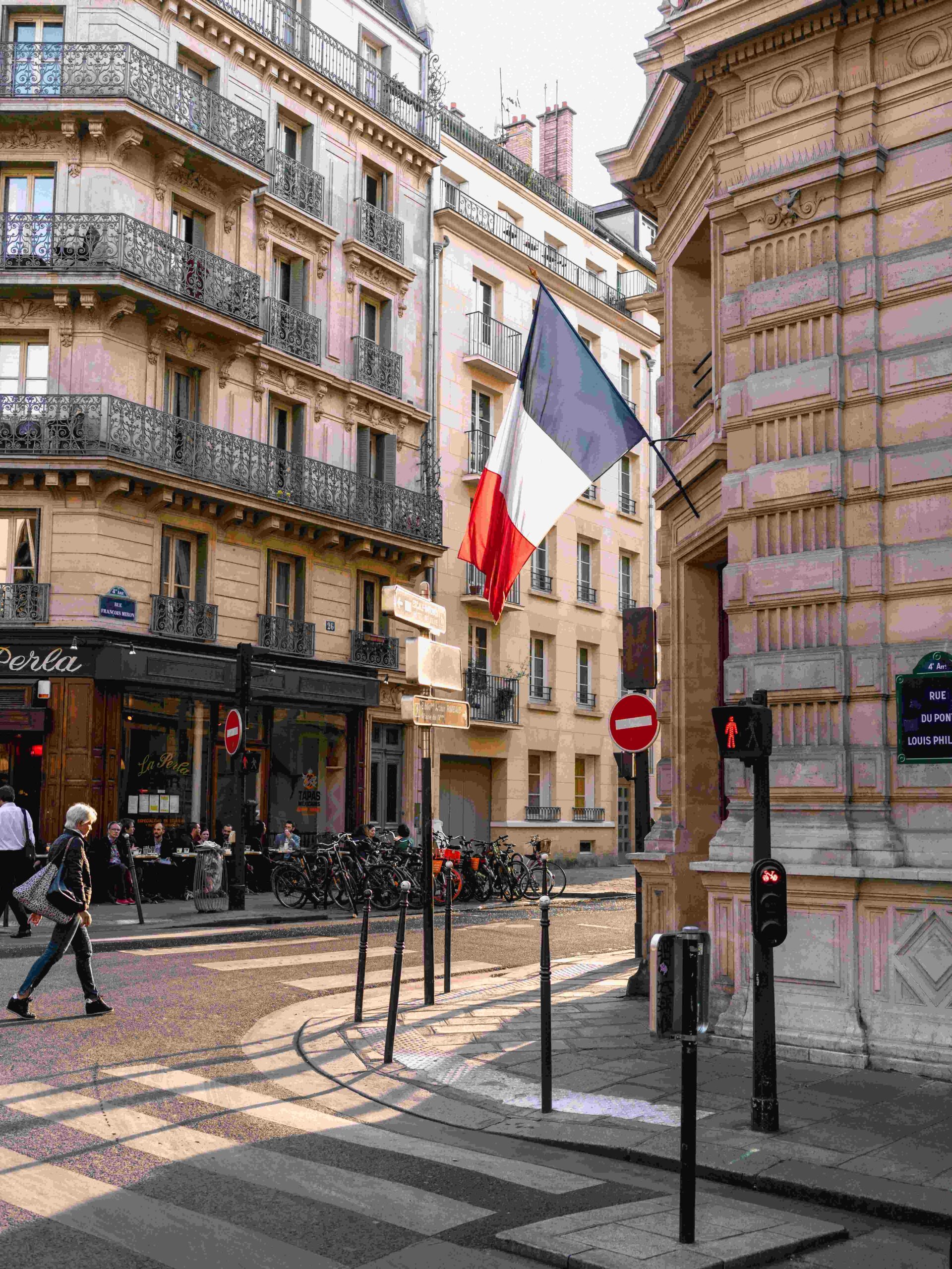 Tendances teletravail Paris - Rue parisienne drapeau francais